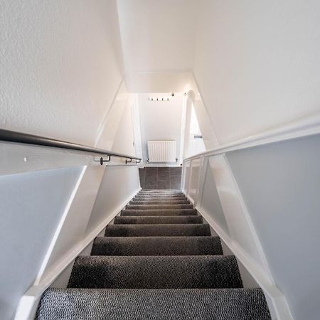 Gatwick Place - 4 Bed 2 Bath Self Contained House With Private Garden Horley Eksteriør billede