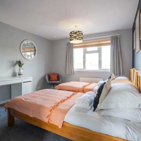 Gatwick Place - 4 Bed 2 Bath Self Contained House With Private Garden Horley Eksteriør billede