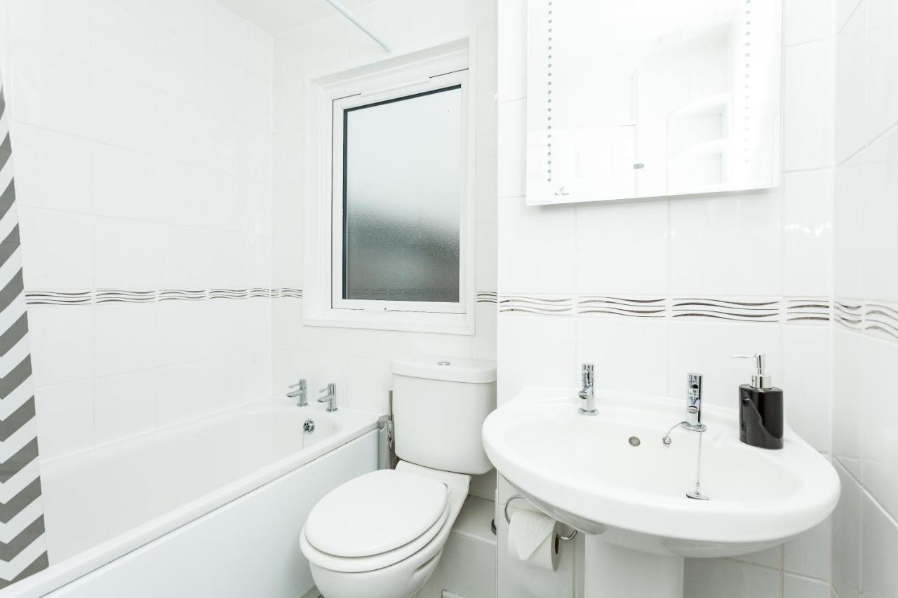 Gatwick Place - 4 Bed 2 Bath Self Contained House With Private Garden Horley Eksteriør billede