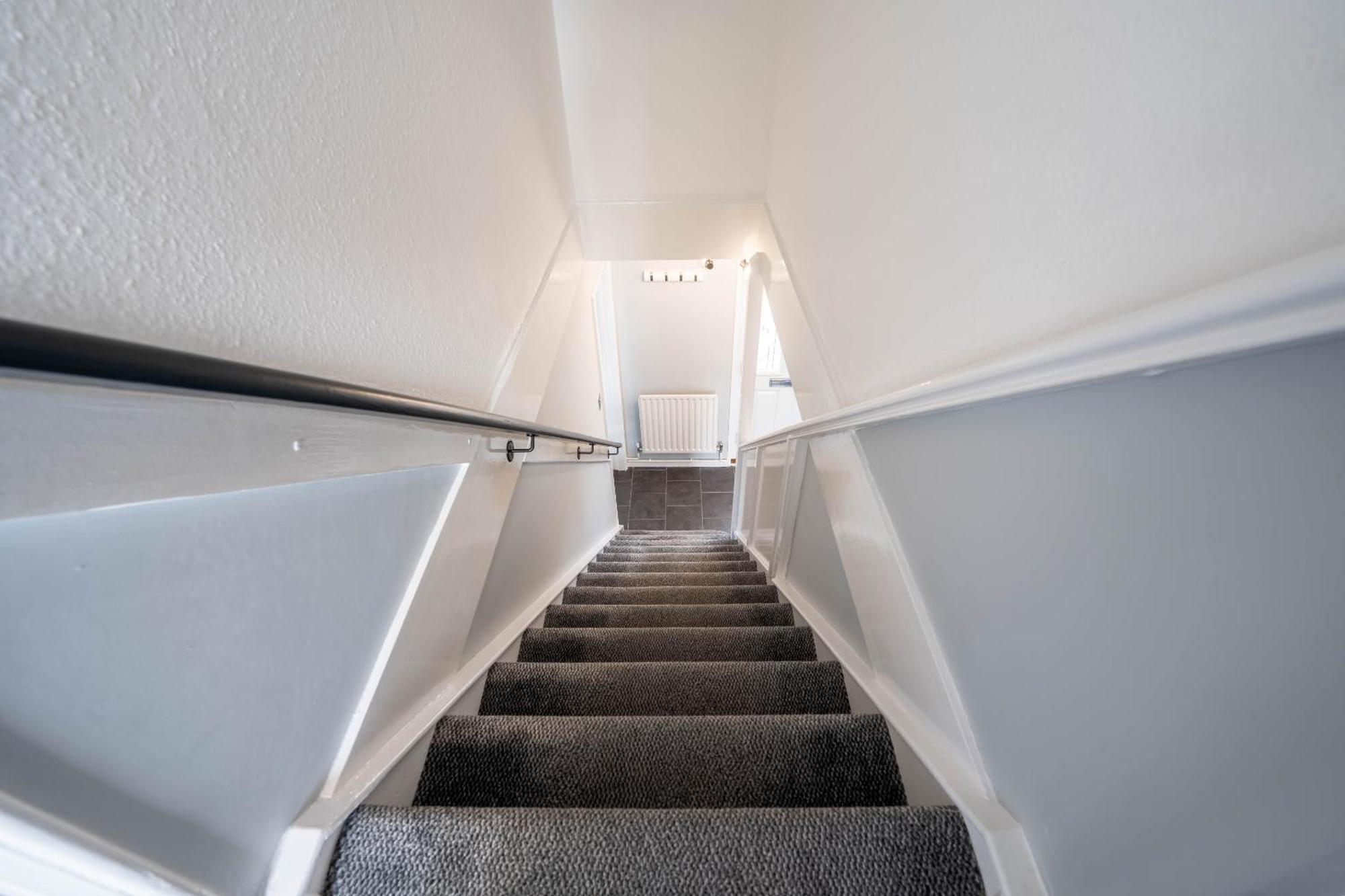Gatwick Place - 4 Bed 2 Bath Self Contained House With Private Garden Horley Eksteriør billede