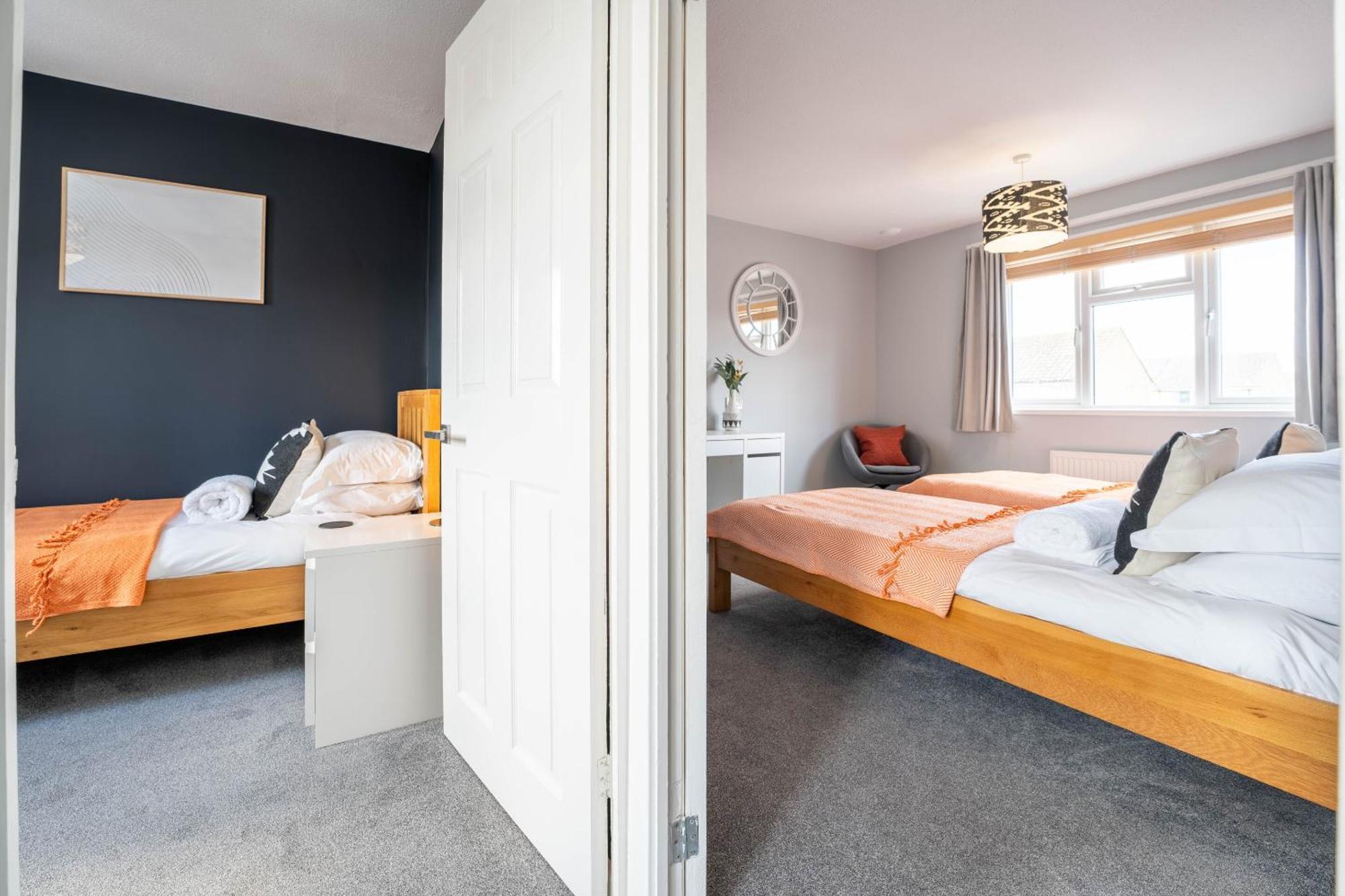 Gatwick Place - 4 Bed 2 Bath Self Contained House With Private Garden Horley Eksteriør billede