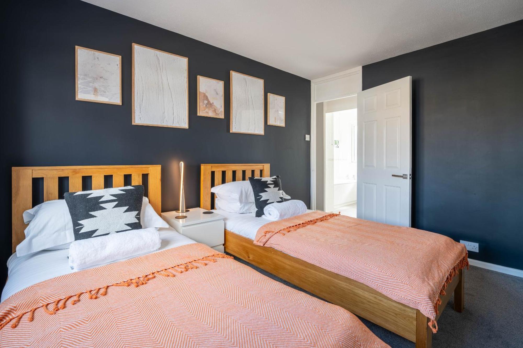 Gatwick Place - 4 Bed 2 Bath Self Contained House With Private Garden Horley Eksteriør billede