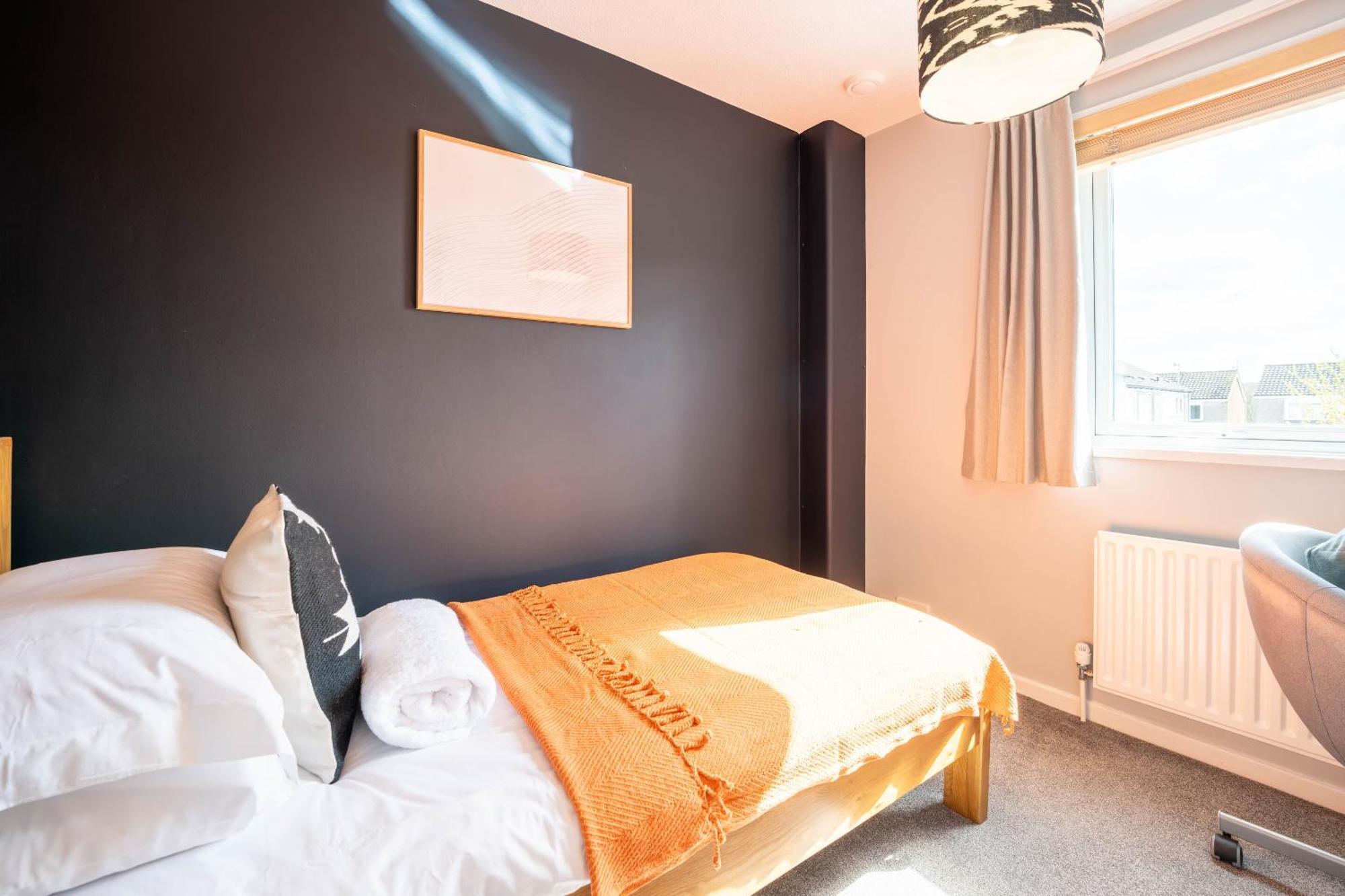 Gatwick Place - 4 Bed 2 Bath Self Contained House With Private Garden Horley Eksteriør billede