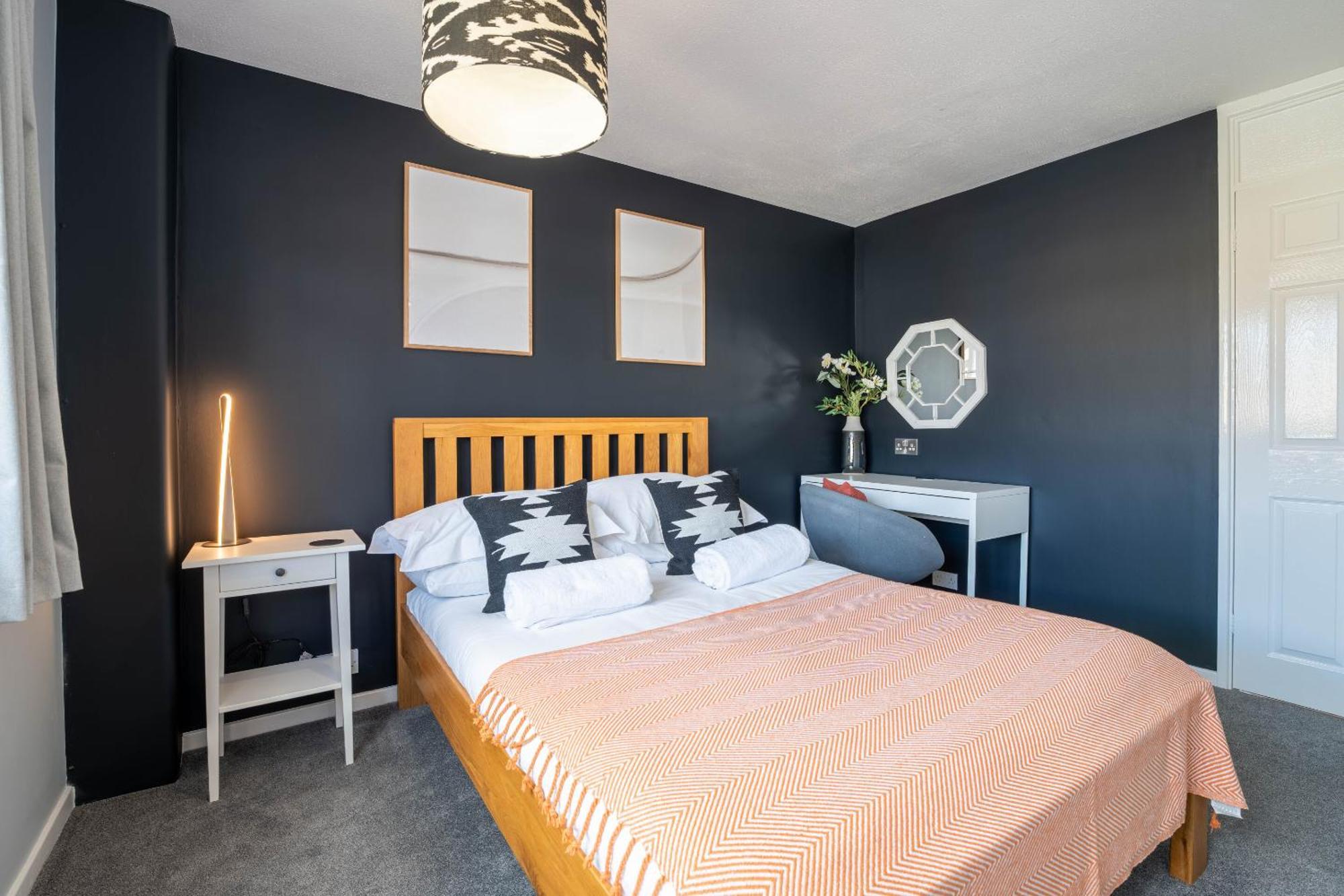 Gatwick Place - 4 Bed 2 Bath Self Contained House With Private Garden Horley Eksteriør billede