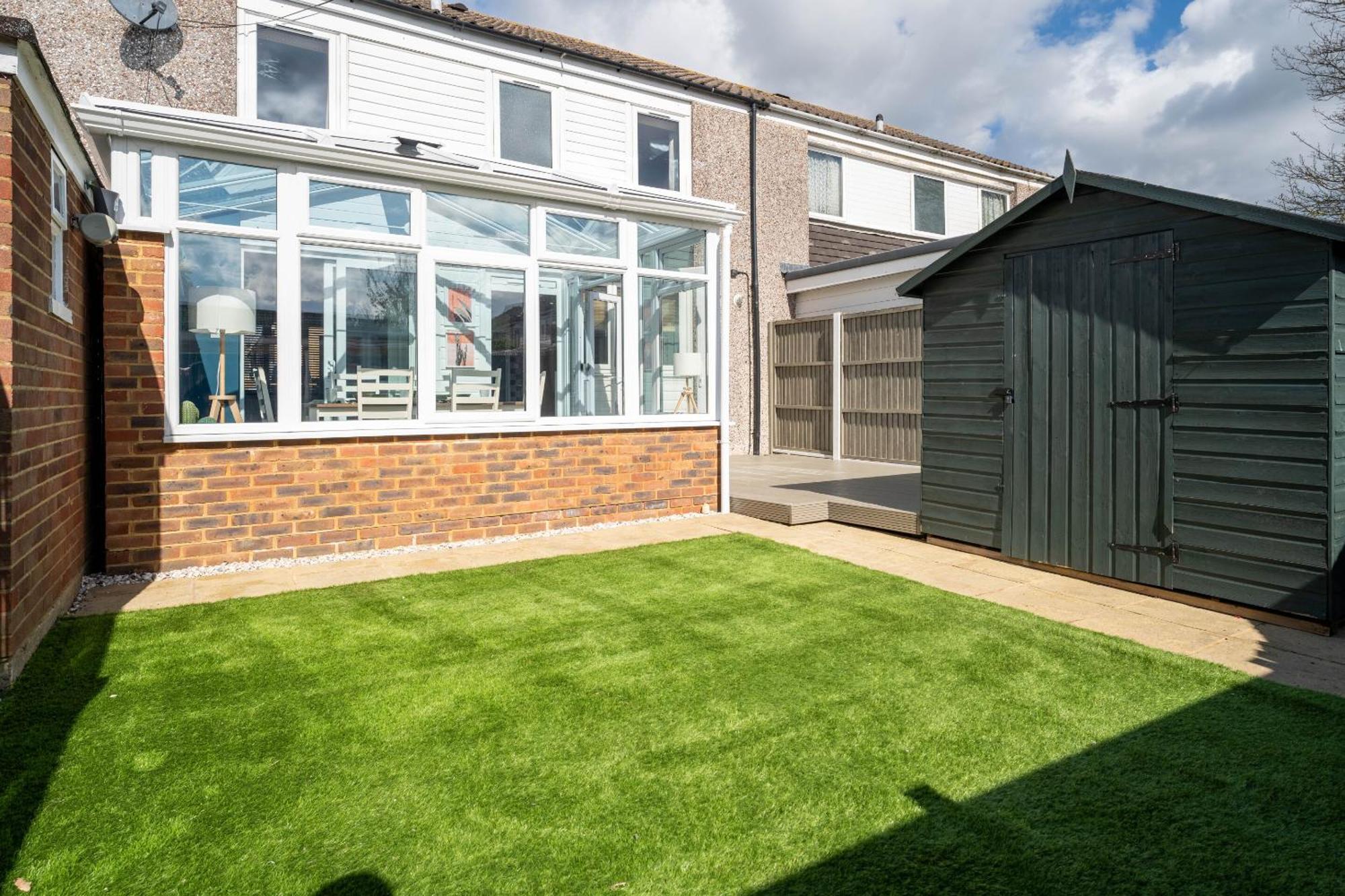 Gatwick Place - 4 Bed 2 Bath Self Contained House With Private Garden Horley Eksteriør billede