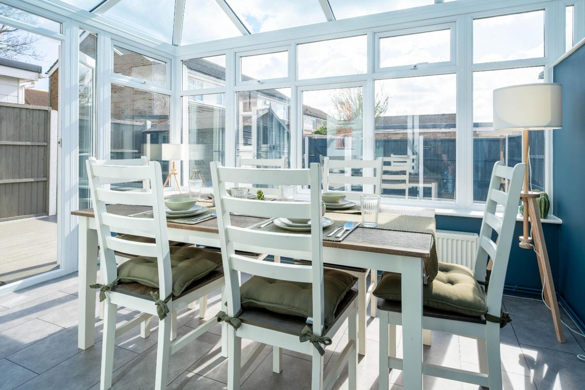 Gatwick Place - 4 Bed 2 Bath Self Contained House With Private Garden Horley Eksteriør billede