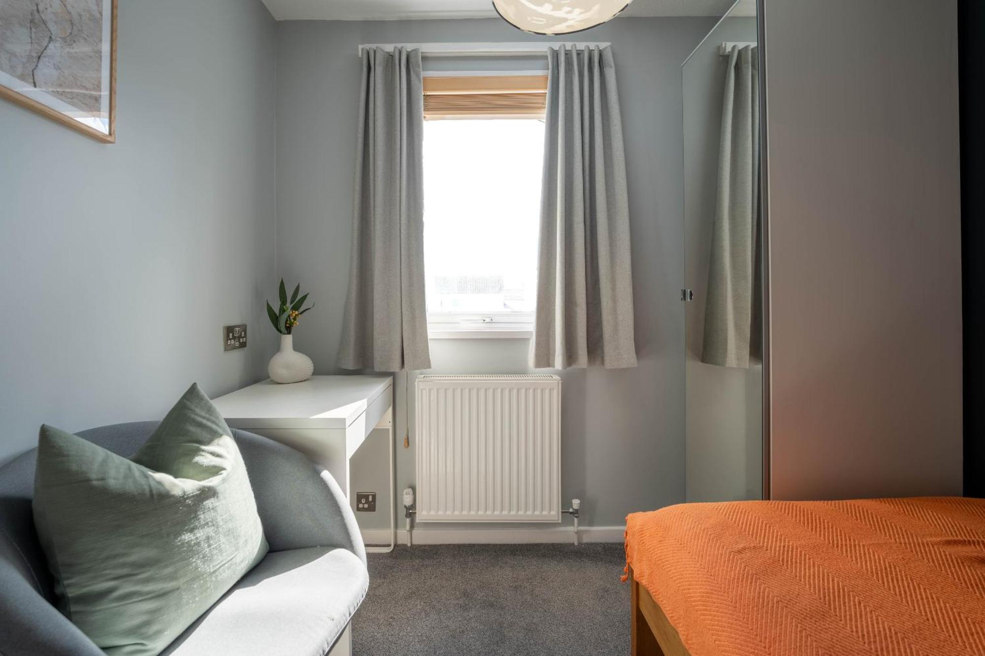 Gatwick Place - 4 Bed 2 Bath Self Contained House With Private Garden Horley Eksteriør billede