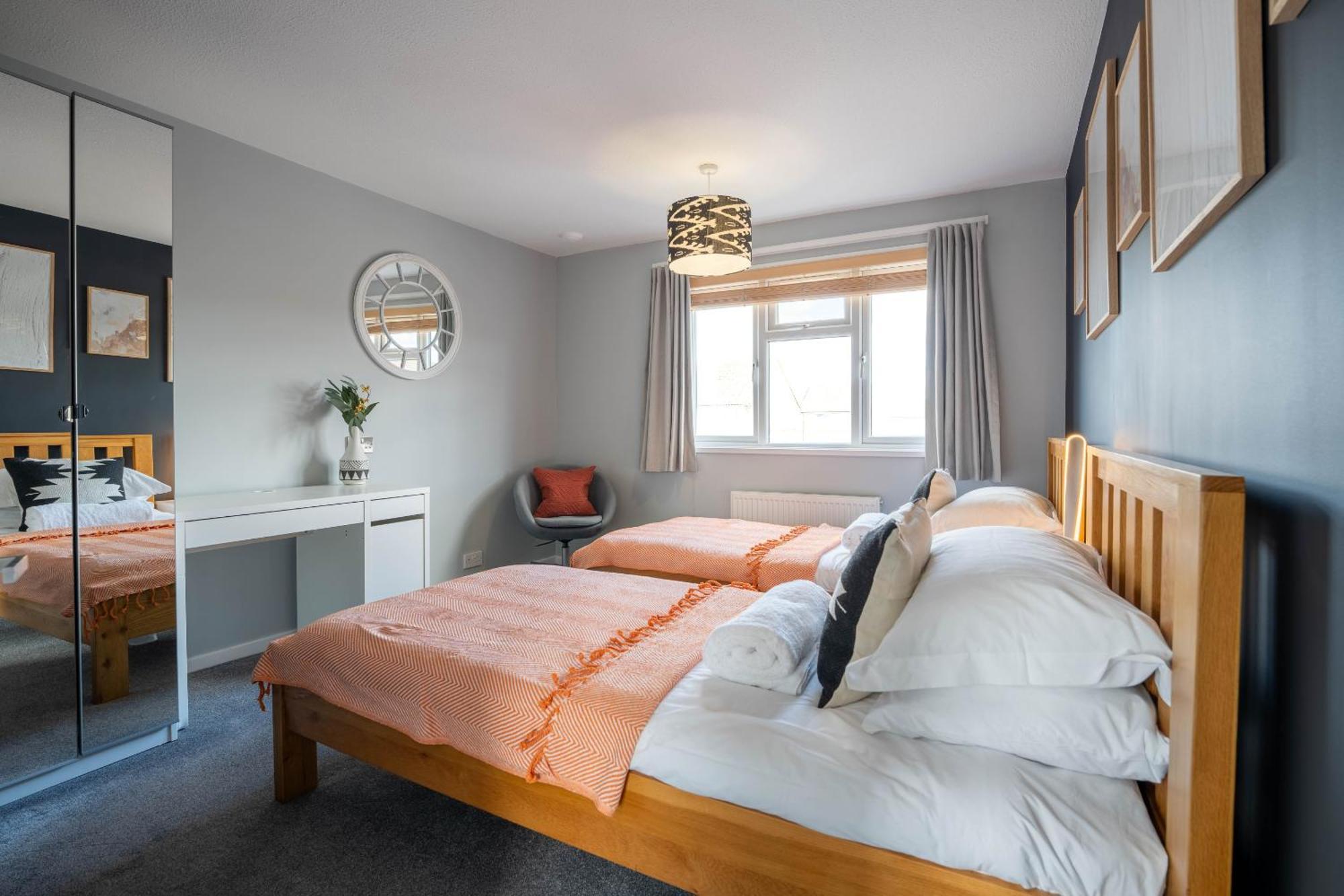 Gatwick Place - 4 Bed 2 Bath Self Contained House With Private Garden Horley Eksteriør billede